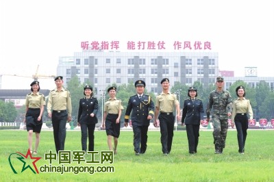 身著各式新軍服的火箭軍官兵。
