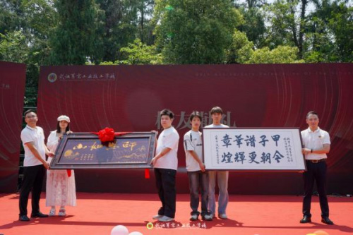 武漢軍需工業(yè)技工學(xué)校喜慶建校60周年 武漢軍需工業(yè)技工學(xué)校喜慶建校60周年